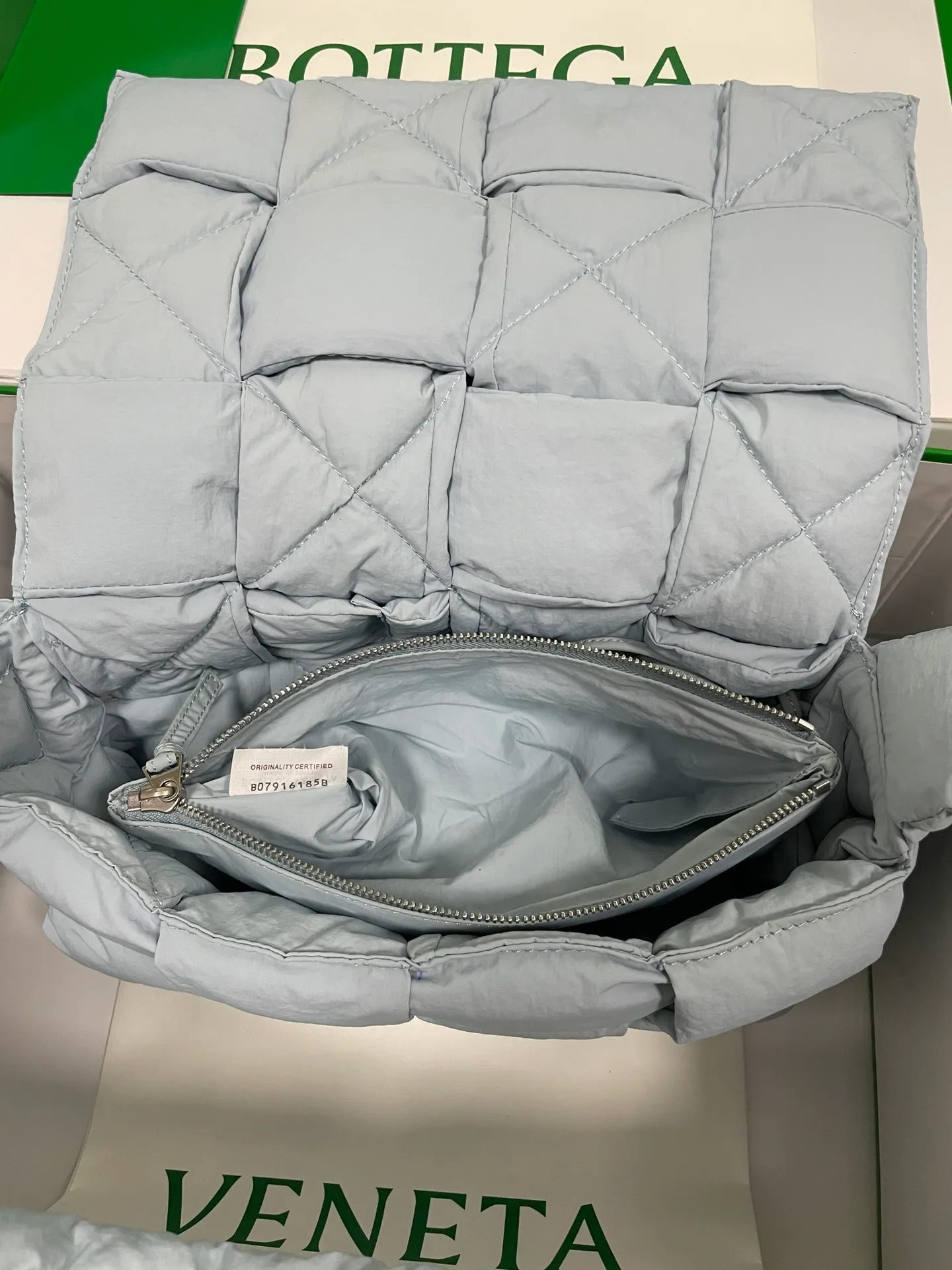 #𝐂𝐀𝐒𝐒𝐄𝐓𝐓𝐄 Nylon tofu tofu bag This Cassette is so cute, its cute appearance does not affect its practicality and the capacity is good! The fabric is low-key and very textured, suitable for daily wear with casual wear. The cross-woven design of the wide cloth is really stunning. The bag has a puffy shape and feels like a piece of tofu. It can be worn on one shoulder, cross-body or as a waist bag. You can also adjust the shoulder strap to the size of the bag under the armpit, so you can have it all! S30x15cm【8951#】